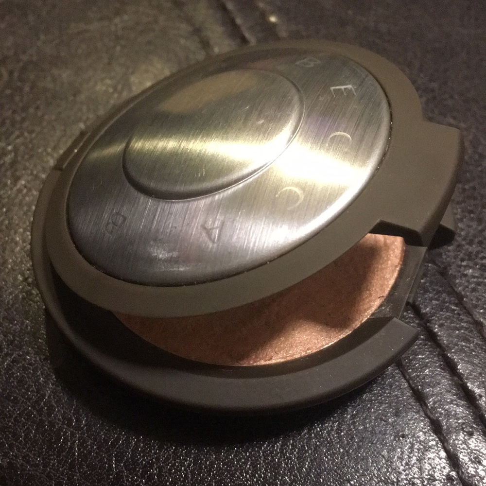 BECCA créme highlight in Champagne Pop
